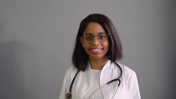 Magabiztos gyakorló indiai női orvos portréja szemüvegben — Stock videók