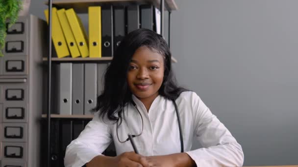 Retrato de praticante experiente confiante afro-americano médico feminino — Vídeo de Stock