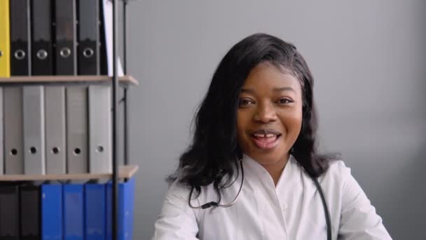 Genç Afrikalı Amerikalı kadın doktor online video görüşmesi yapıyor. Kadın terapist kamerayla uzaktan sohbet ederek video konferans yapıyor. — Stok video