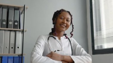 Kendine güvenen yetenekli pratisyen Afrikalı Amerikalı kadın hekimin portresi.