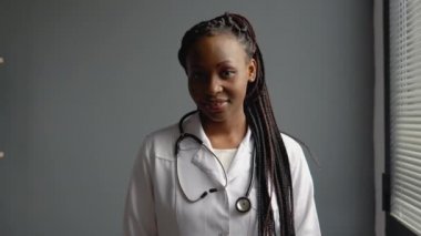 Kendine güvenen yetenekli pratisyen Afrikalı Amerikalı kadın doktorun portresi.