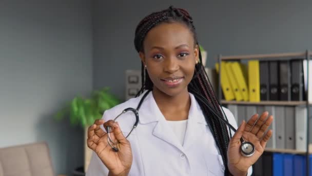 Portret van zelfverzekerde ervaren beoefenaar Afrikaanse Amerikaanse vrouwelijke arts — Stockvideo