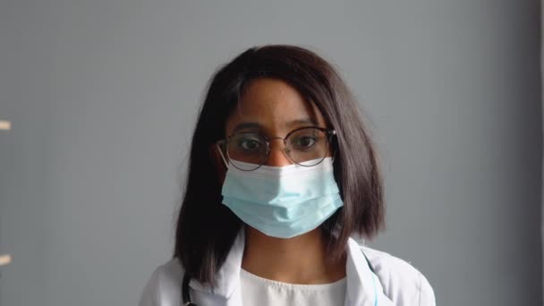 Retrato de una joven india doctora con máscara protectora y gafas. Protección contra virus — Vídeo de stock