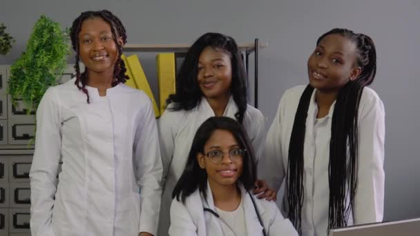 Grupo de mulheres afro-americanas positivas médicos olha para a câmera — Vídeo de Stock