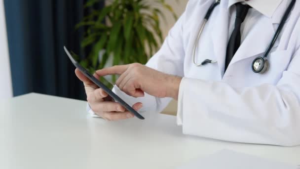 Zbliżenie starszych lekarzy ręczna praca z tabletem — Wideo stockowe