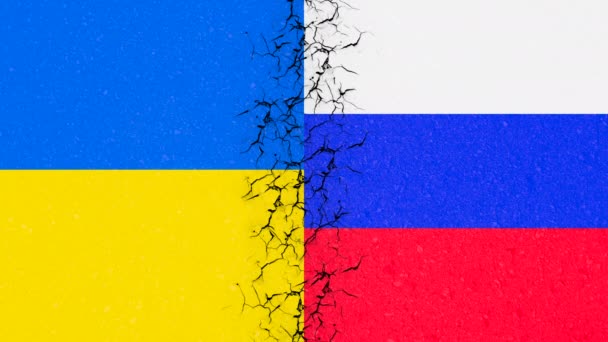 Oekraïne VS Rusland nationale vlaggen pictogram geïsoleerd op gebroken verweerd gebarsten betonnen muur achtergrond. Poster van de oorlog in Oekraïne — Stockvideo