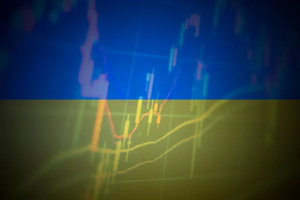 Ukraine Flagge und Aktiendiagramm. Kursstürze am Aktienmarkt, Finanzkrise in der Ukraine. Börse Verlust Handel Graphenanalyse Investition Geschäft Graphendiagramme finanzielle — Stockfoto