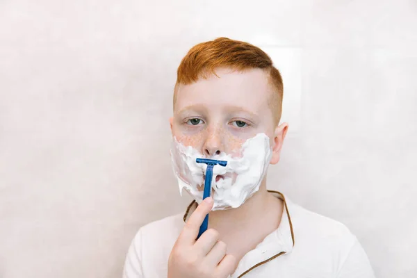 Little boy is shaving his face in the bathroom — Stock Photo, Image