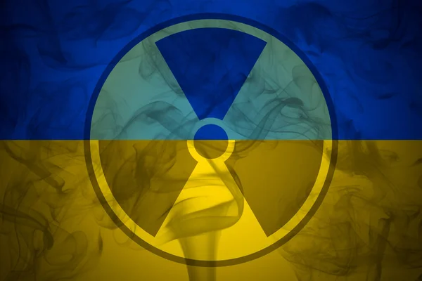 Panneau de rayonnement sur le fond du drapeau de l'Ukraine. Le risque de guerre nucléaire et de pollution par les radiations — Photo