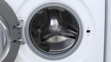 Erkek el çamaşırları çamaşır makinesine koyar. Çamaşır makinesi yükleniyor. Çamaşır yıkama