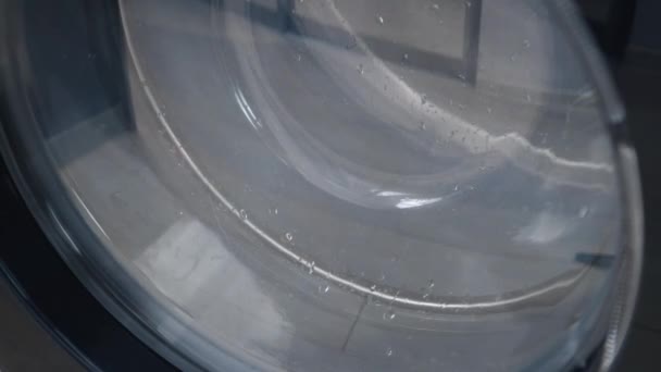 Το πλυντήριο πλένει βρώμικες ιατρικές μάσκες. Κοντινό βίντεο του πλυσίματος του πλυντηρίου τυμπάνων — Αρχείο Βίντεο