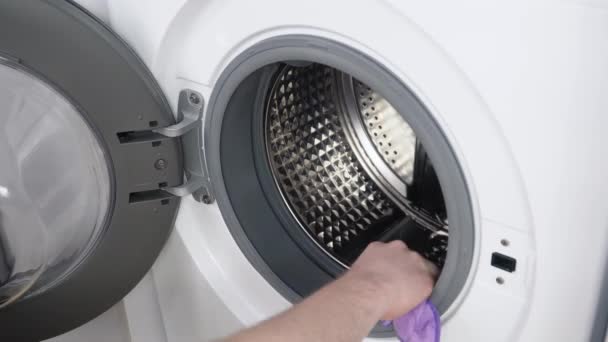 Los hombres limpian a mano la lavadora. Detalle concepto de limpieza de lavadora. Tambor inoxidable interior, primer plano — Vídeo de stock