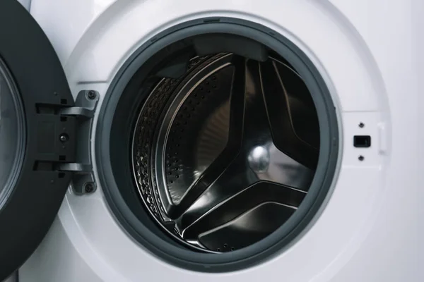 Tvättmaskin inne utsikt över en trumma närbild — Stockfoto