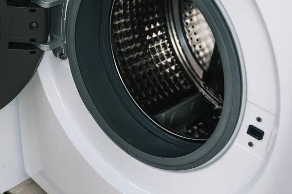 靠近滚筒的内视洗衣机烘干机 — 图库照片