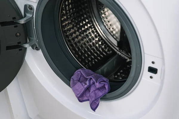 Erkekler çamaşır makinesini elle temizler. Çamaşır makinesinin detaylı temizlik konsepti. İçerideki paslanmaz davul, yakın plan. — Stok fotoğraf