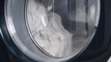 Çamaşır makinesi kirli çamaşırları yıkar. Çamaşır makinesinde çamaşır yıkamak. Dönen davul çamaşır makinesinin videosunu kapat