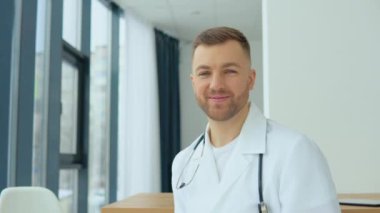 Özel muayenehane erkek doktorunun portresi.