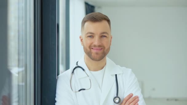 Portret lekarza rodzinnego w klinice zdrowia i uśmiechy w gabinecie szpitalnym — Wideo stockowe