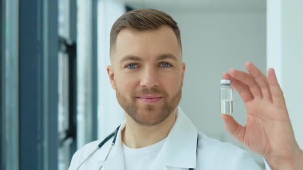 En läkare håller i en ampull med ett vaccin i handen. Vaccin mot Covid 19 — Stockvideo