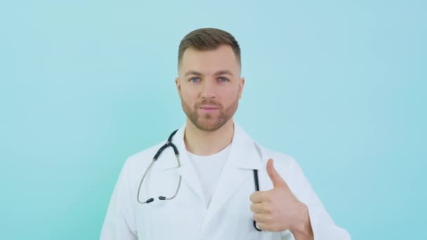 Doktor se stetoskopem v bílém plášti vykazuje známky souhlasu s palcem nahoru. Neuvěřitelné promo — Stock video