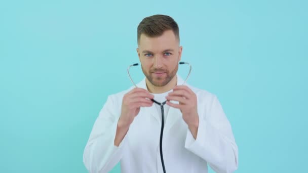 Portret lekarza zakładającego stetoskop — Wideo stockowe