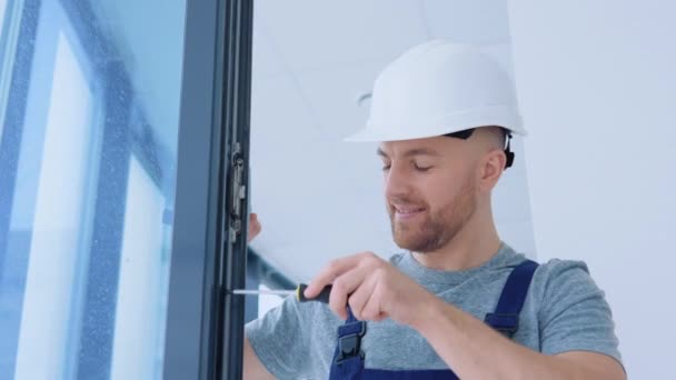 Serviceman skruva ett fönster med en skruvmejsel — Stockvideo