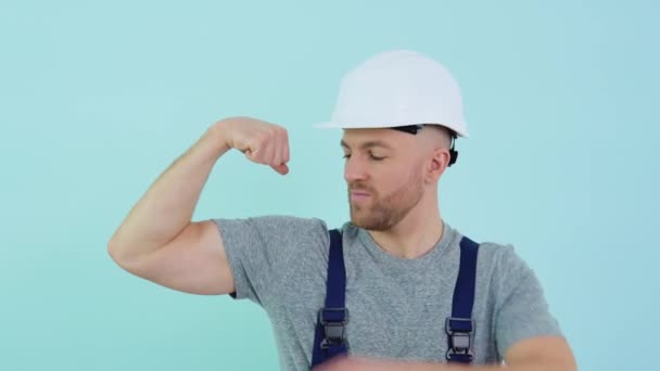 Naprawiający w kombinezonach z bicepsami — Wideo stockowe