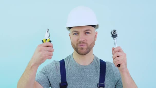 Handyman en overoles mostrando sus herramientas — Vídeo de stock