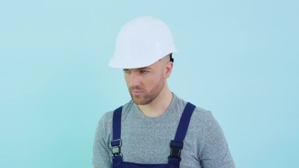 Handyman in overalls holding silicone adhesive — Vídeo de stock