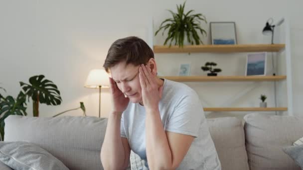 Fatigué femme mûre stressée souffrant de maux de tête chroniques, stress burnout, sensation de migraine douleur toucher la tête — Video