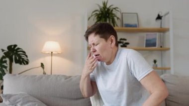 Evde öksüren zatürree belirtileri gösteren yaşlı bir kadın. Sağlık ve Güvenlik