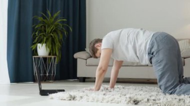 Son sınıf öğrencisi, meditasyon egzersizi yapıyor, spor yogası yapıyor. Evde Parlak Oda
