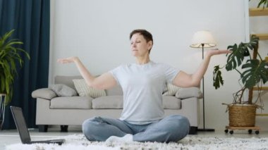 Son sınıf öğrencisi, meditasyon egzersizi yapıyor, spor yogası yapıyor. Evde Parlak Oda