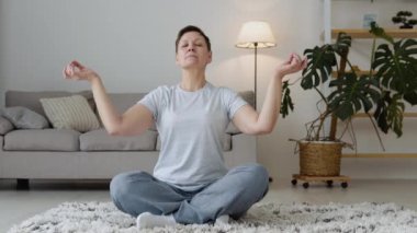 Son sınıf öğrencisi, meditasyon egzersizi yapıyor, spor yogası yapıyor. Evde sağlıklı kadın egzersizi, egzersiz, formda olmak, yoga yapmak, ev sağlığı konsepti.