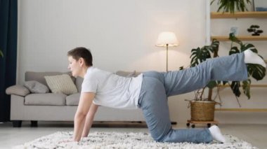 Son sınıf öğrencisi, meditasyon egzersizi yapıyor, spor yogası yapıyor. Evde sağlıklı kadın egzersizi, egzersiz, formda olmak, yoga yapmak, ev sağlığı konsepti.