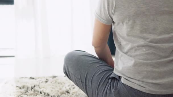 Starší žena dělá meditační cvičení na sportovní jógu. Světlý pokoj doma — Stock video