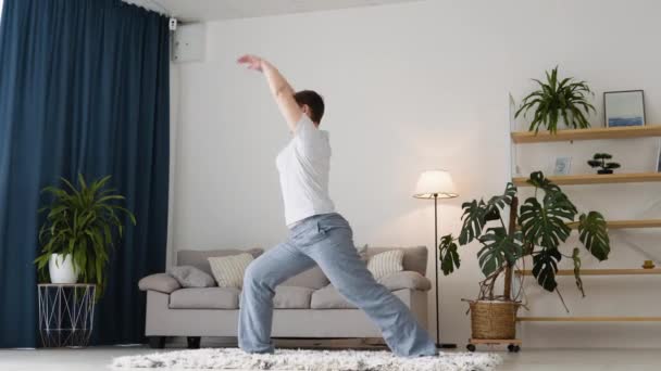 Seniorin bei Meditationsübungen Stretching Sport Yoga. Reife gesunde Frau Workout zu Hause, Bewegung, fit, Yoga, Home-Fitness-Konzept — Stockvideo