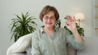 Yaşlı mutlu kadın büyükannem torunlarıyla video aracılığıyla iletişim kuruyor. Evde torunlarla sanal aile sohbeti.