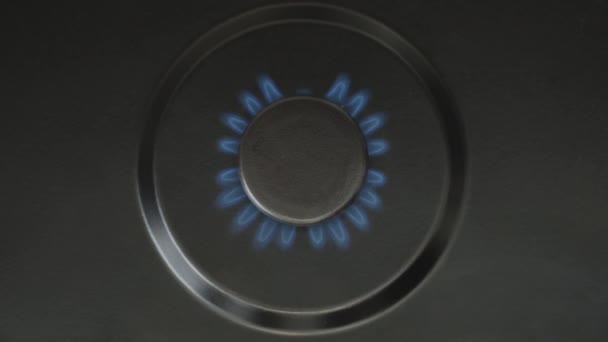 Brûleur à gaz éteint sur la cuisinière. Déficit de gaz, économies de gaz — Video