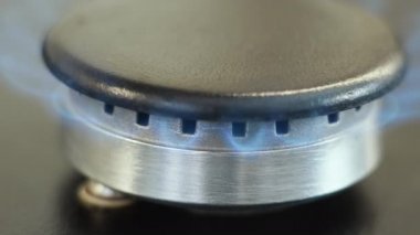 Ocağın gaz ocağı kapatılıyor. Gaz açığı, gaz tasarrufu