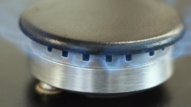 Ocağın gaz ocağı kapatılıyor. Gaz açığı, gaz tasarrufu