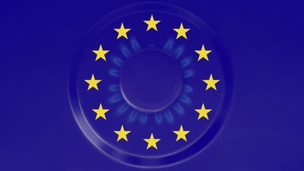 Plyn se vypíná a na pozadí vlajky EU se objevuje modrý plamen. Deficit plynu, embargo na plyn — Stock video