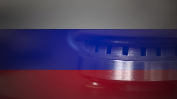 Gaz się wyłącza, pojawia się niebieski płomień na tle rosyjskiej flagi. Niedobór gazu, embargo na gaz — Wideo stockowe