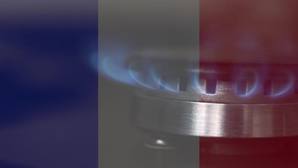 Газ выключается, появляется голубое пламя на фоне флага Франции. Дефицит газа, газовое эмбарго — стоковое видео