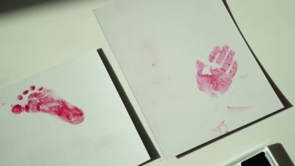 Huellas dactilares de un niño pequeño en papel blanco — Vídeos de Stock
