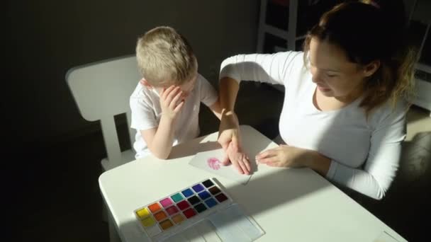 Mom makes fingerprints to a little boy — Stok video