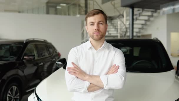 Confident car dealer providing professional service for customers — стоковое видео