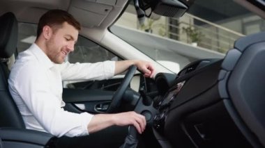 İş adamı satın almadan önce aracı inceliyor. Araba al.