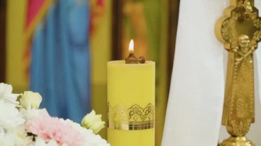 Katolik kilisesinde mum yanıyor.