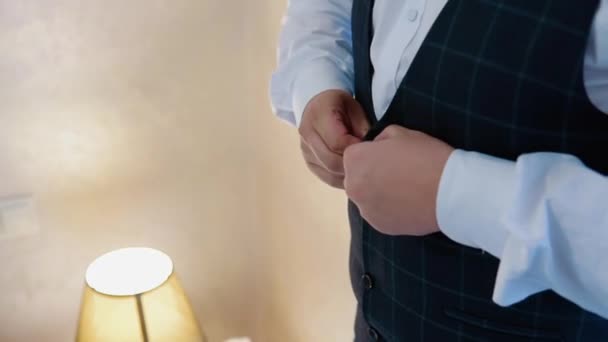 A man puts on a suit close up — Stockvideo